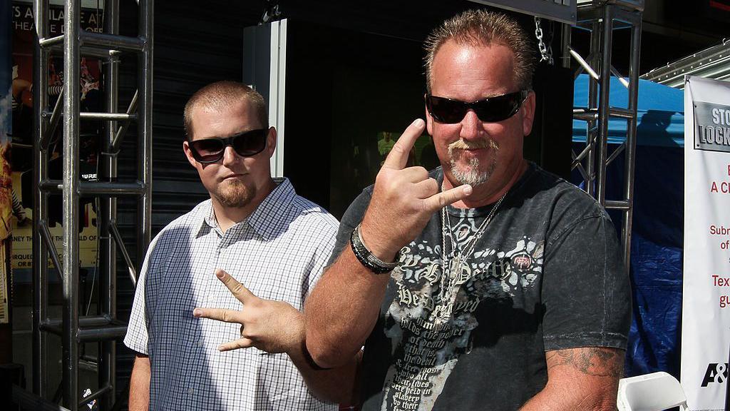 Brandon Sheets (left) and his father Darrell Sheets during Storage Wars&rsquo;  qhiukiuiqkeinv