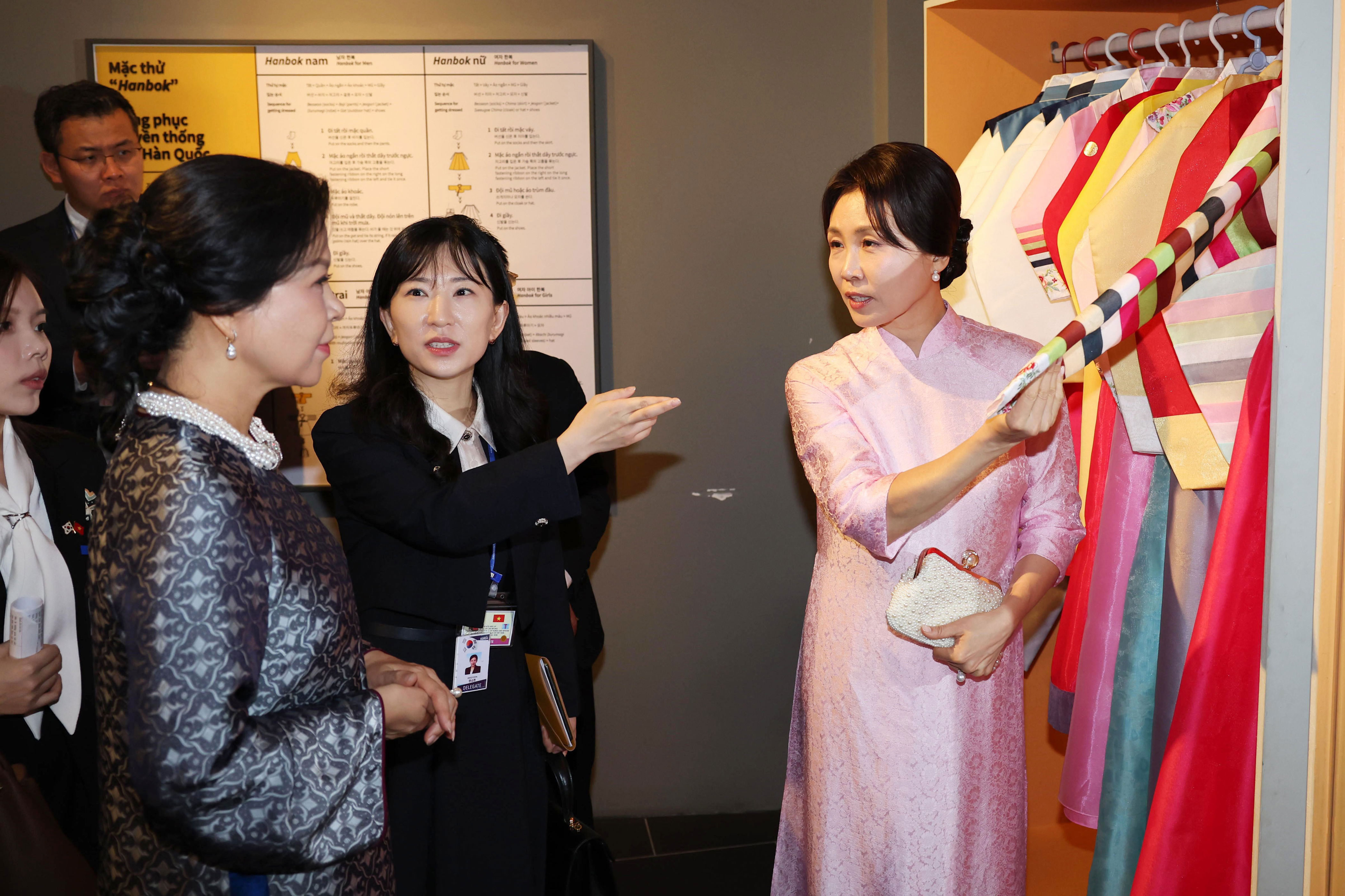 First Lady Kim Hea Kyung in Ao Dai Deepens Korea-Vietnam Cultural Ties
