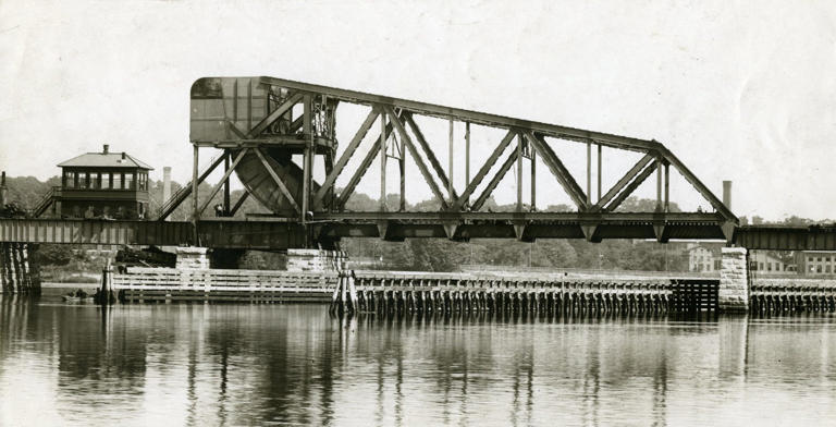 Icon or eyesore? What to know about Providence's Crook Point bridge