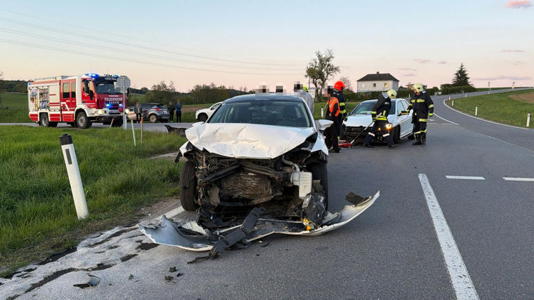 Bei dem Unfall wurden zwei Personen verletzt.