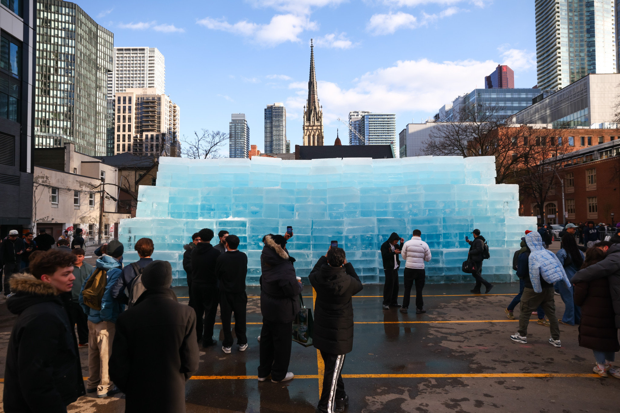 Feuerwehr von Toronto taut Eisskulptur von Rapper Drake auf – weil Fans ...