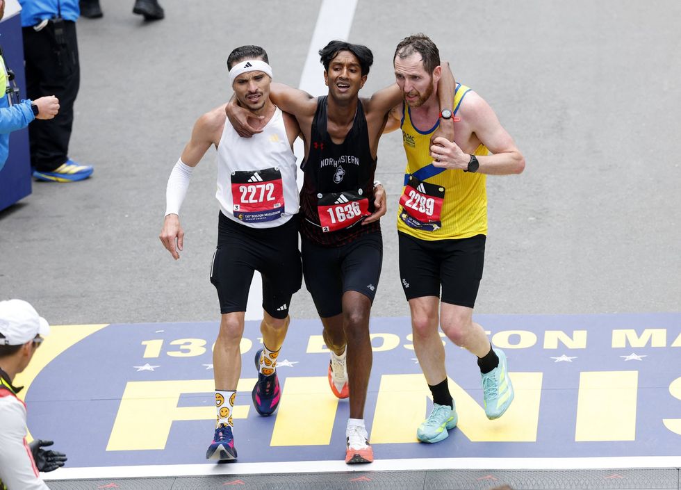 'Superstar' runner sacrifices personal best time to help exhausted man ...