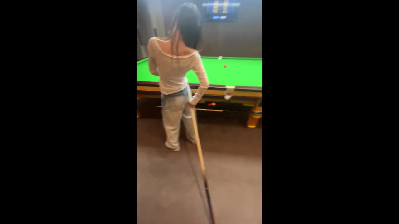 Woman uses unusual billiards shot method in Shaanxi, China
