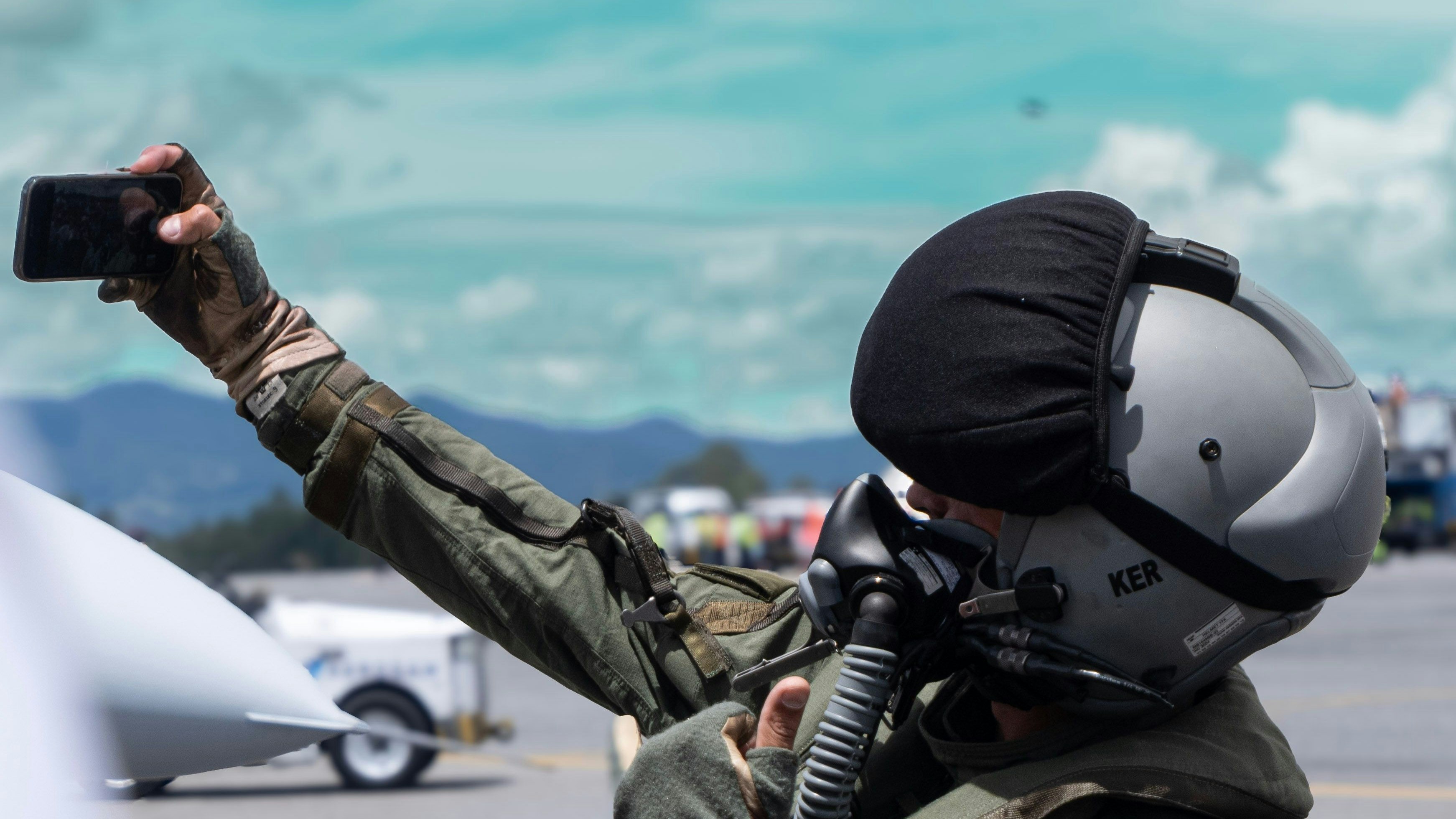 Kampfjet-Pilot muss für Selfie 50.000 € Strafe zahlen