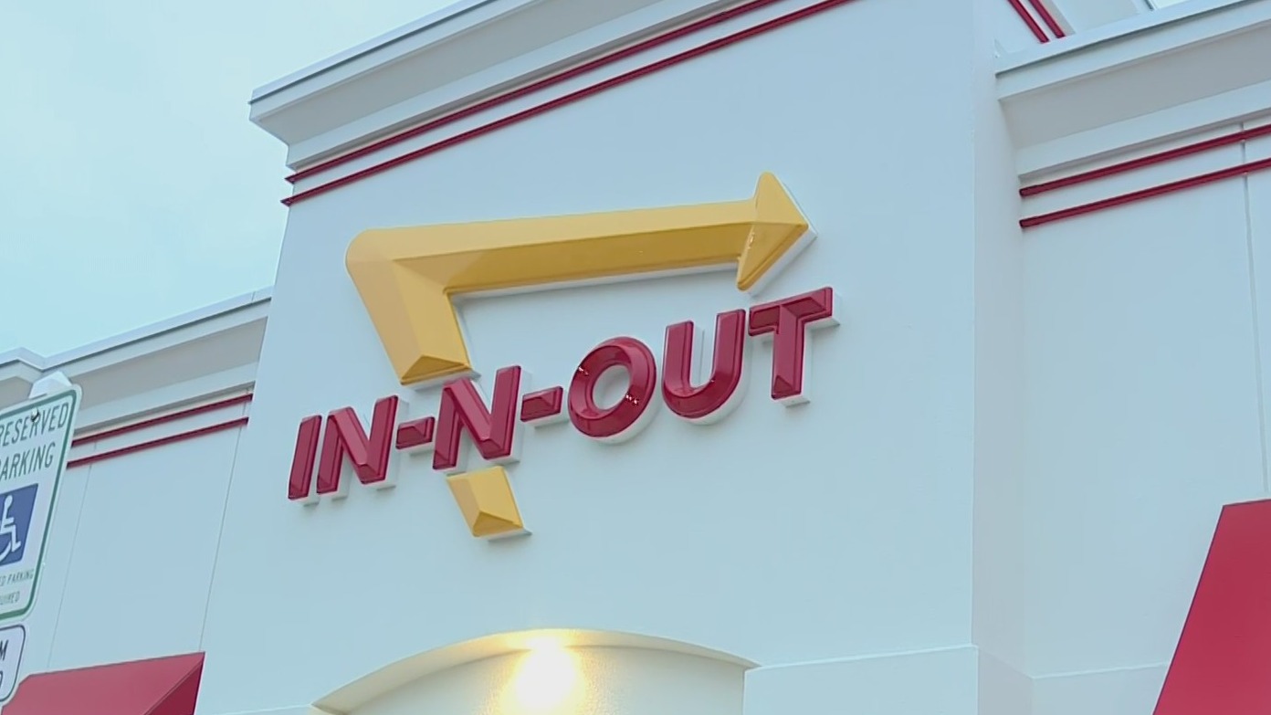 Line forming at In-N-Out's first Vancouver location for opening day