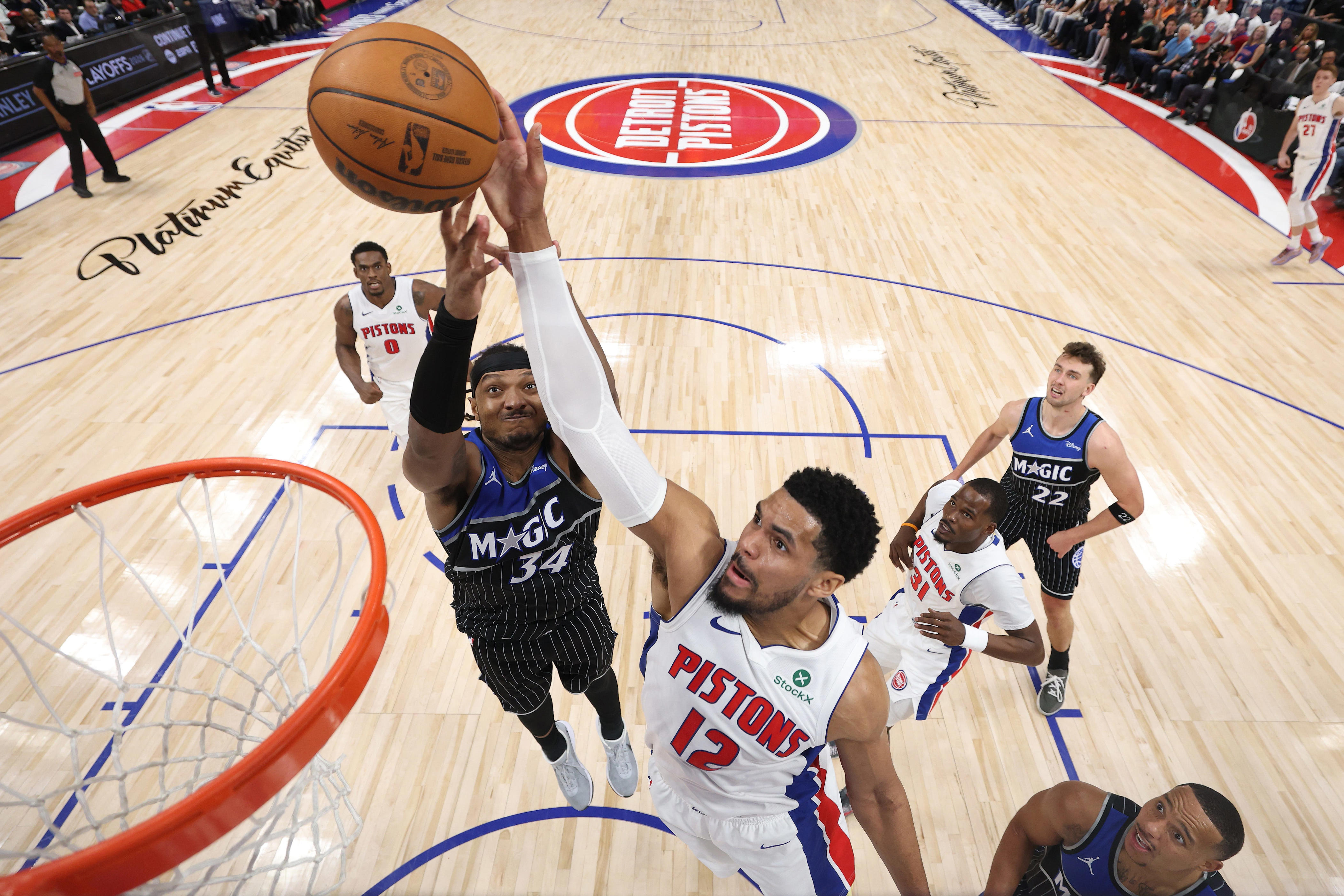 Former Vol scores 16 points in NBA playoff game for Detroit