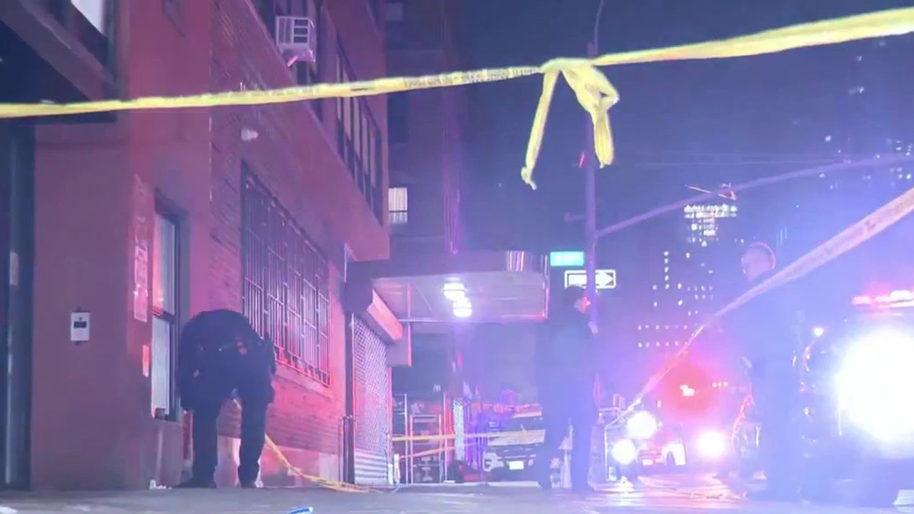 1 dead, 1 injured in Hell’s Kitchen stabbing, suspect rides away on bike
