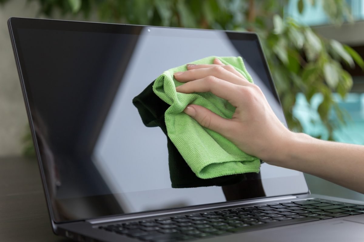 How to clean your computer screen without leaving streaks
