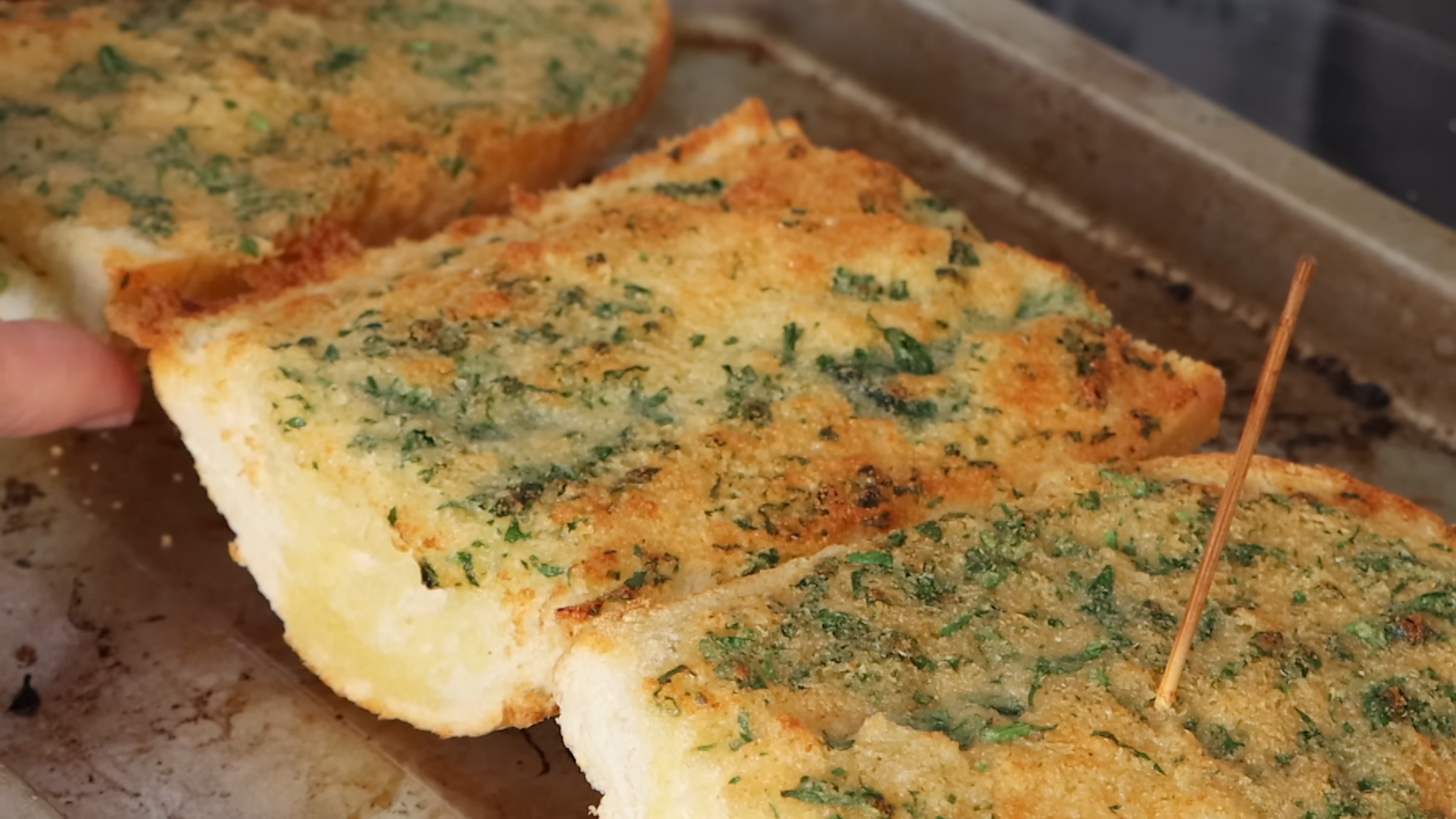 Stop buying cheap garlic powder because it’s ruining every dish you make