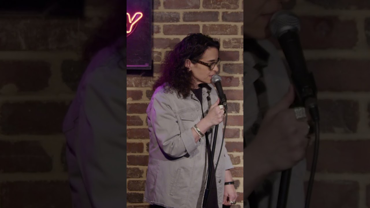 Comedian hilariously targets lawyers sitting in the front row