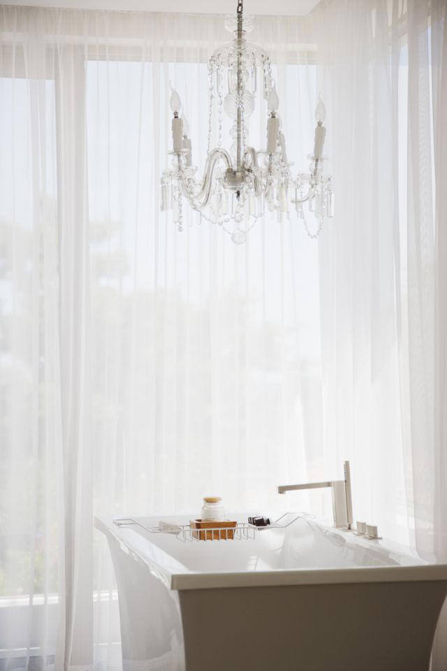 10 bathroom décor mistakes that make small spaces feel even more cramped