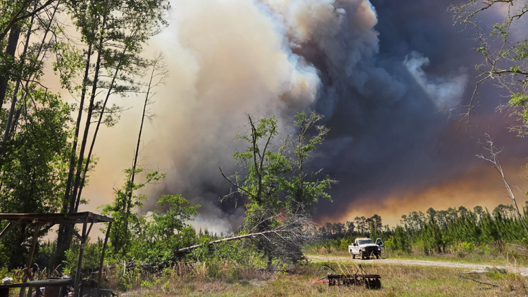Gov. Kemp to survey Georgia wildfire response as flames continue to ...
