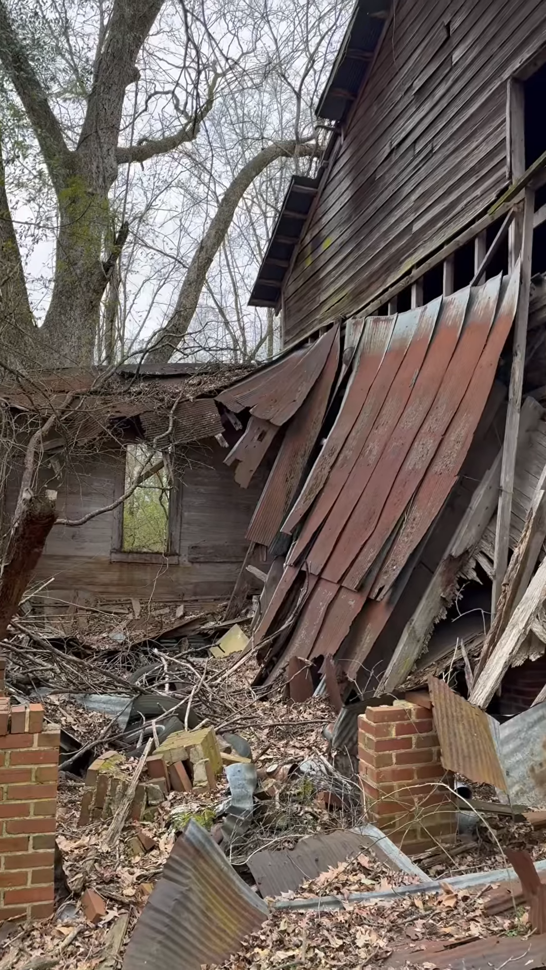 Super creepy old abandoned barn discovered