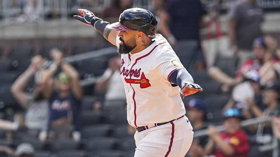 Braves release Sandy León for Mexican League move