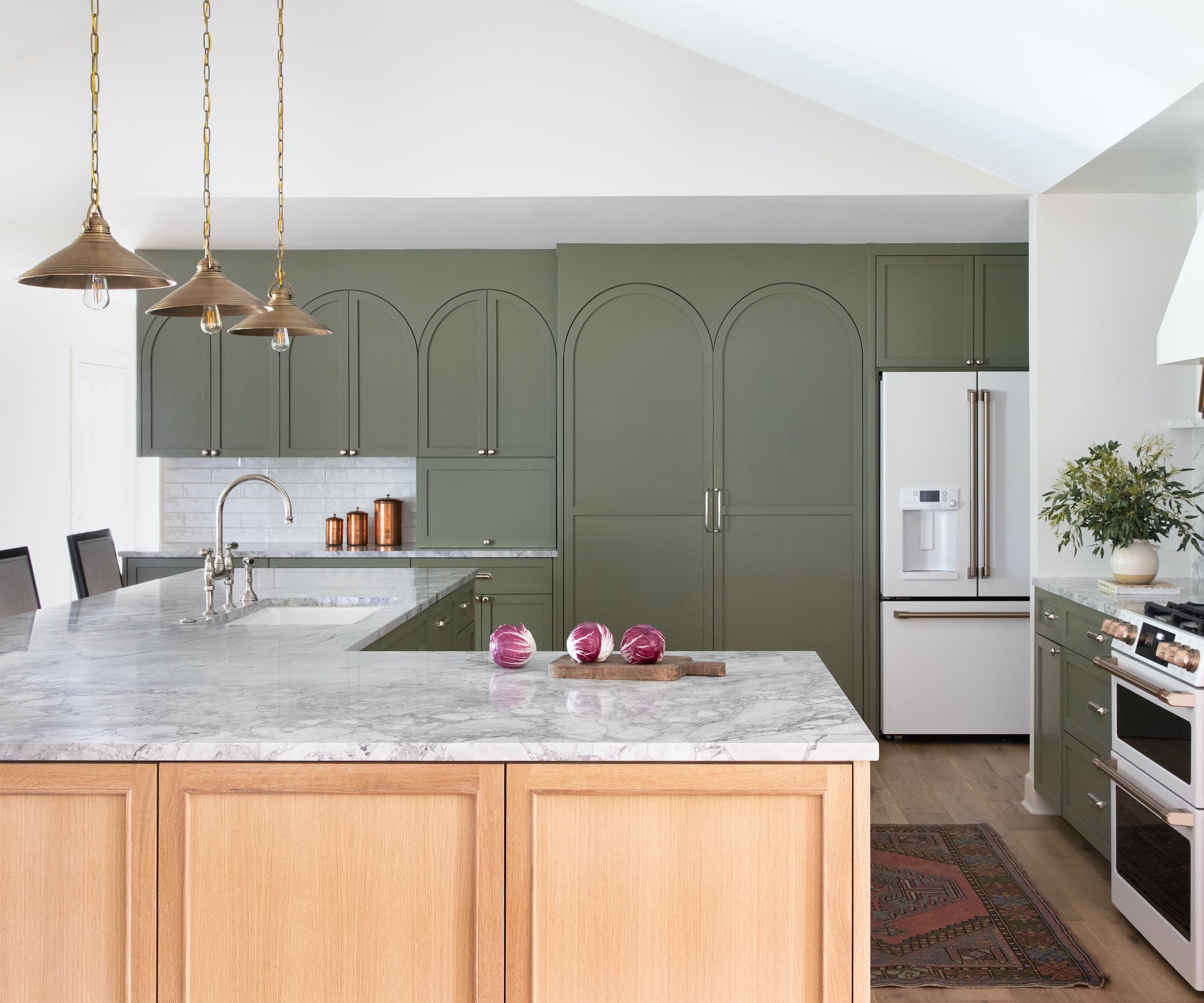 kitchen with L-shape island in wood and marble