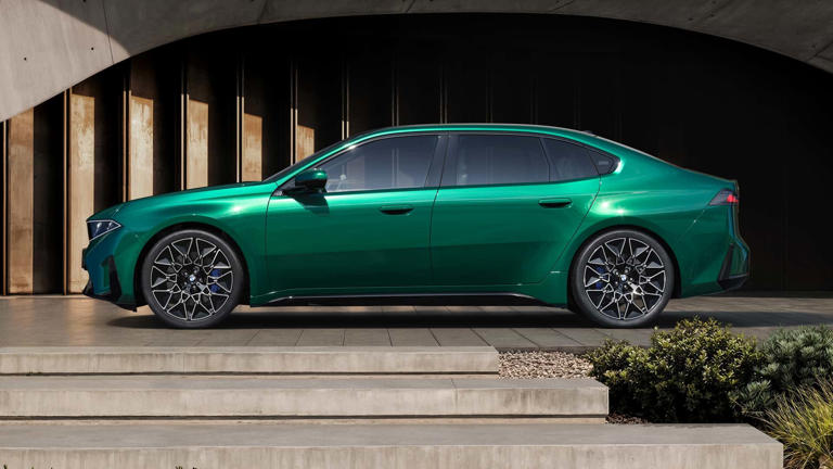 BMW 7 Serisi İç Mekan ve Elektrikli Menzil Güncellemesi