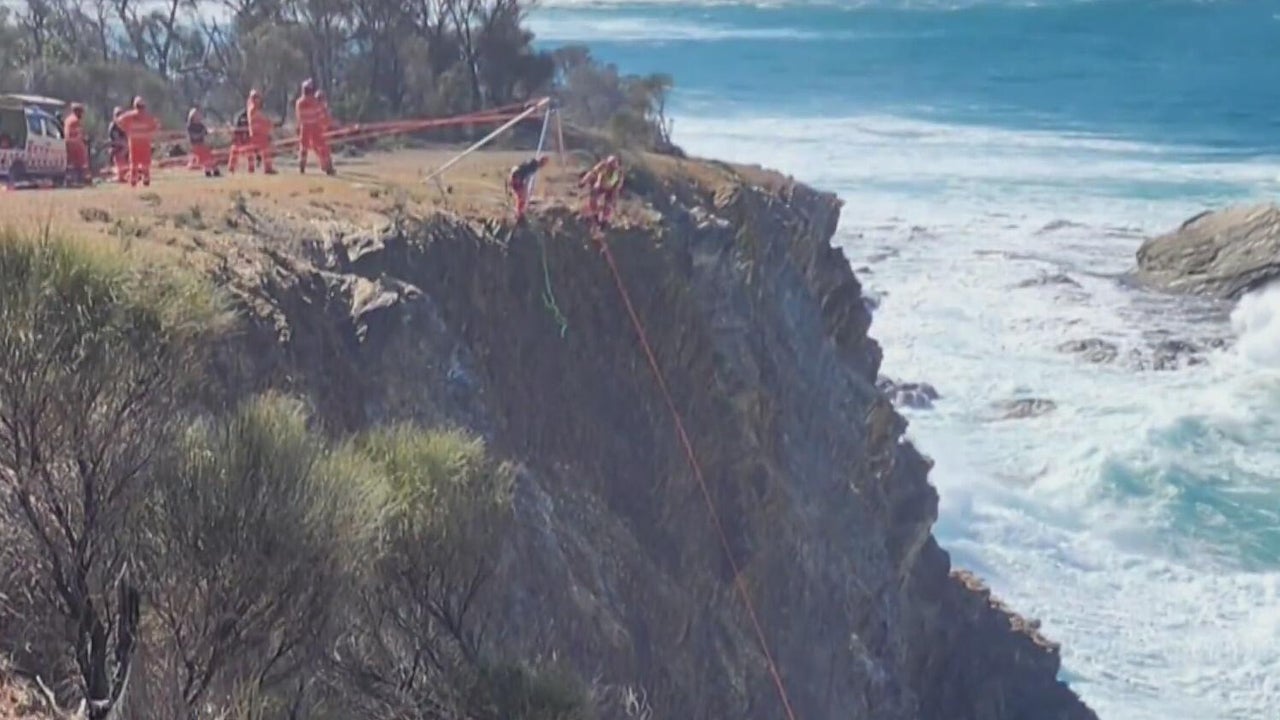 Tourists rescued after being trapped by rising tide on Australia cliff