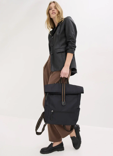 Handtaschen sind out: In 2026 setzen wir auf diesen Trend-Rucksack