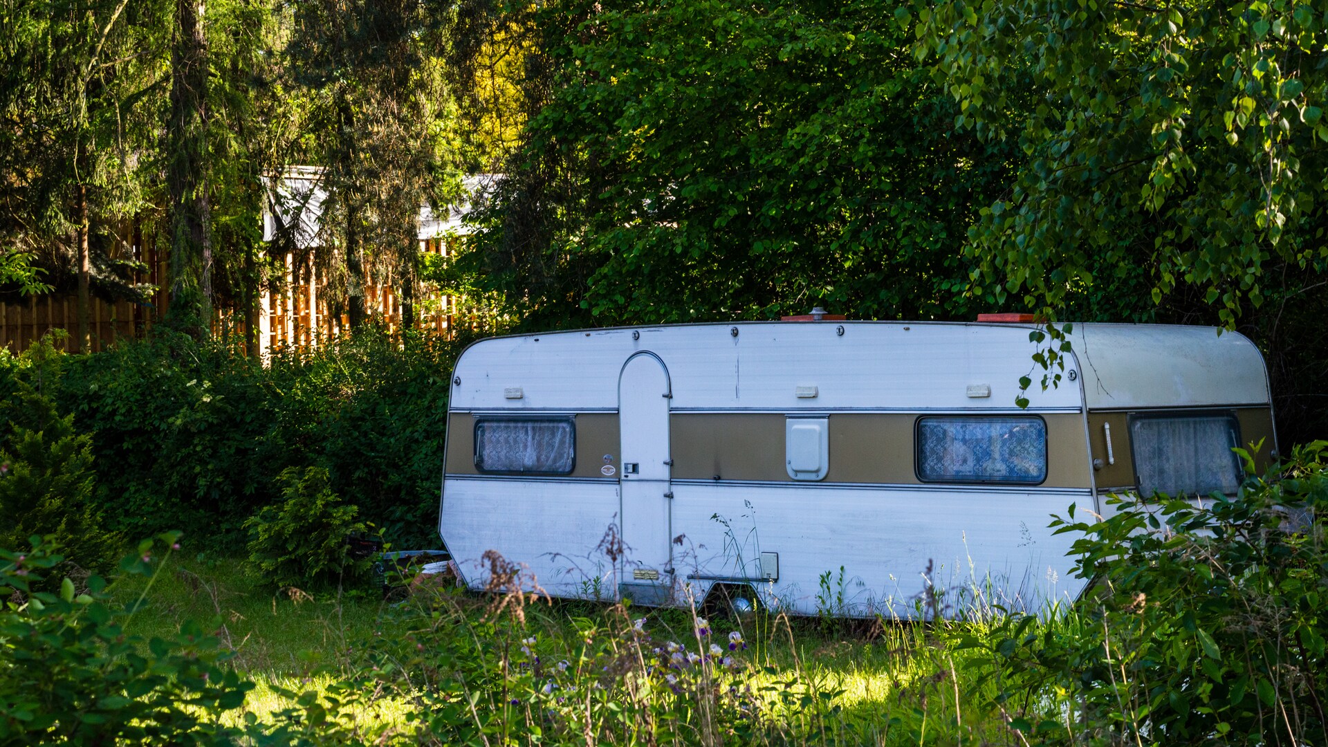 Wohnwagen im eigenen Garten parken: Das müssen Sie wissen