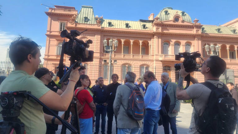 Diputados de la oposición se acercaron a Balcarce 50 para expresar su rechazo a la medida y reclamar la convocatoria a la Comisión de Libertad de Expresión. (Foto: A24).