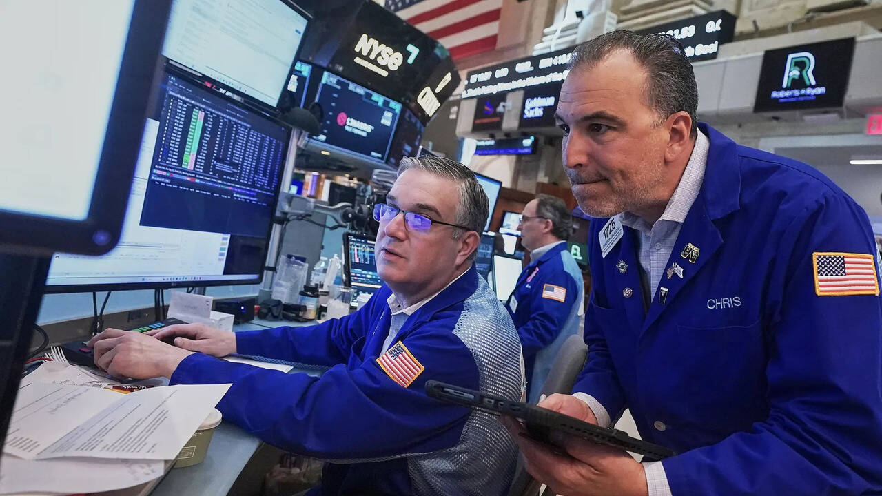 US stock market stabilizes near record highs amid oil price fluctuations