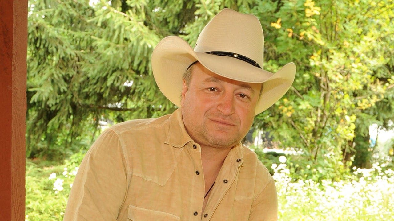 Country star Mark Chesnutt was drinking a handle of vodka a day before finding sobriety.