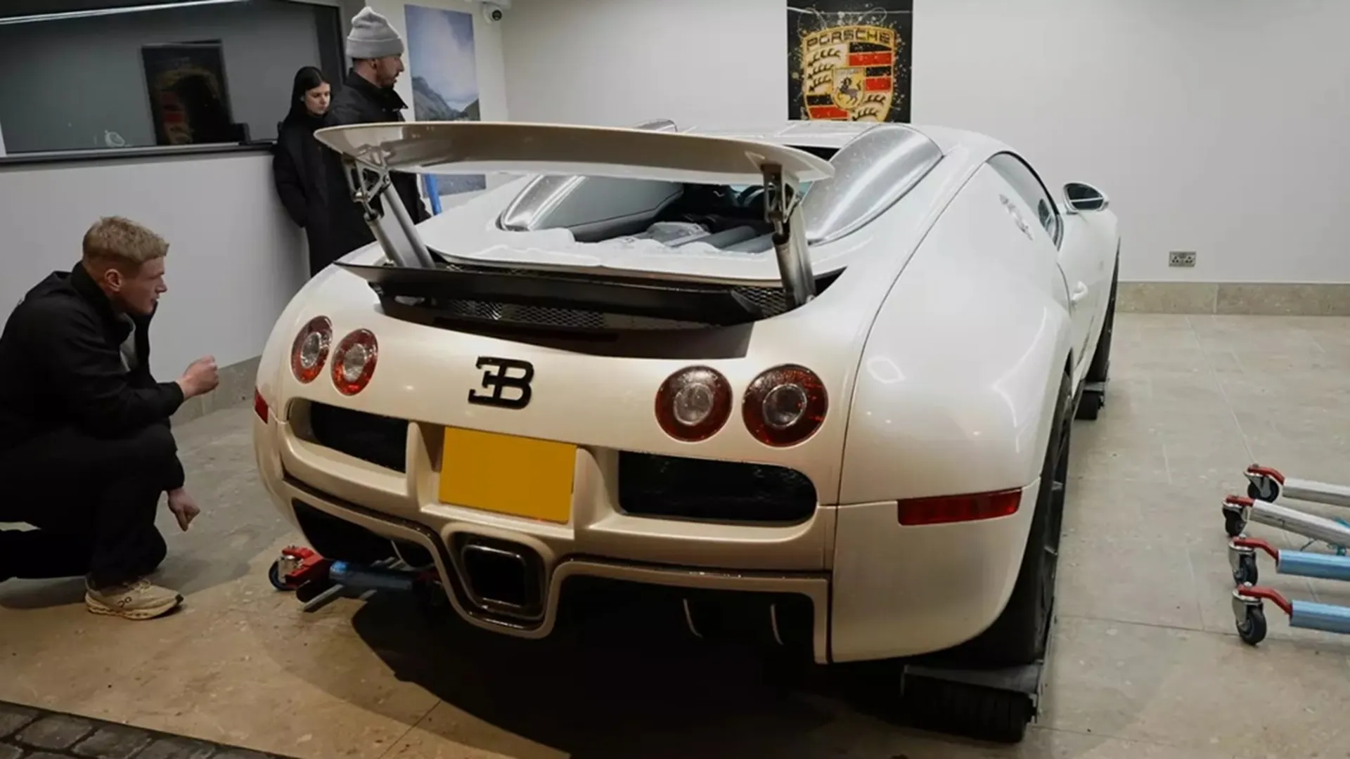 YouTuber koopt kapotte Bugatti en repareert hem met onderdeel van € 1