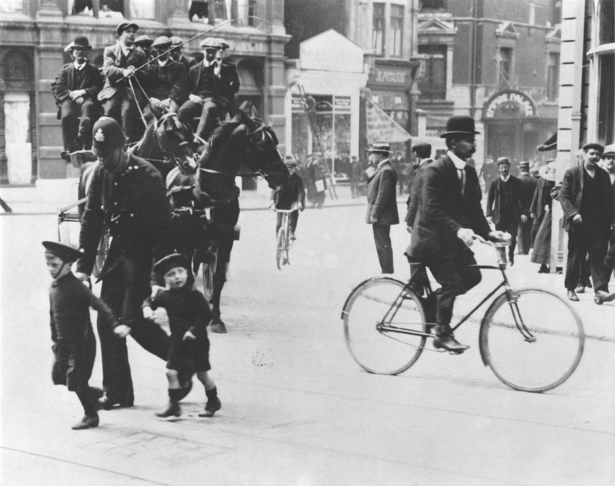 Incredible retro pictures of Portsmouth's iconic Commercial Road