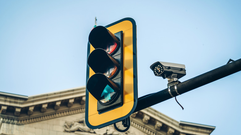 No, not all traffic lights have cameras - here's how to possibly ...