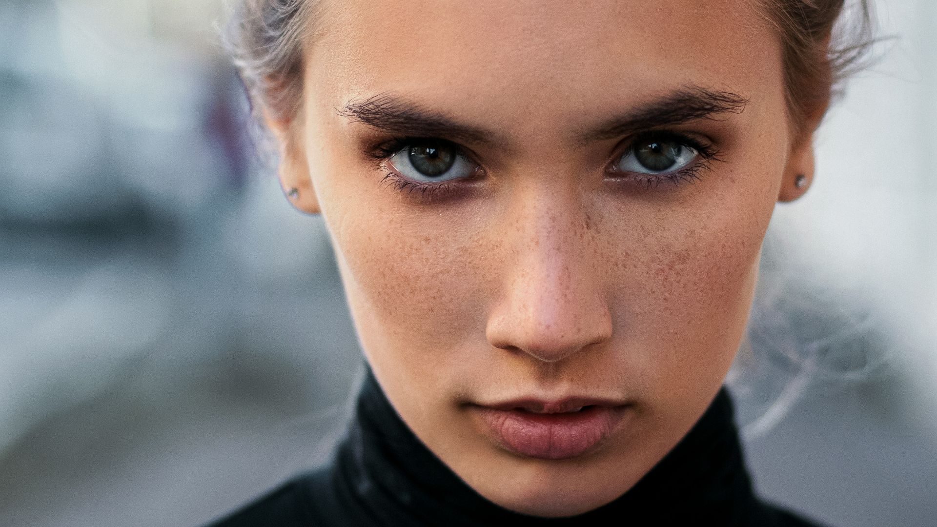 20 little things that will always make a woman feel quietly insulted