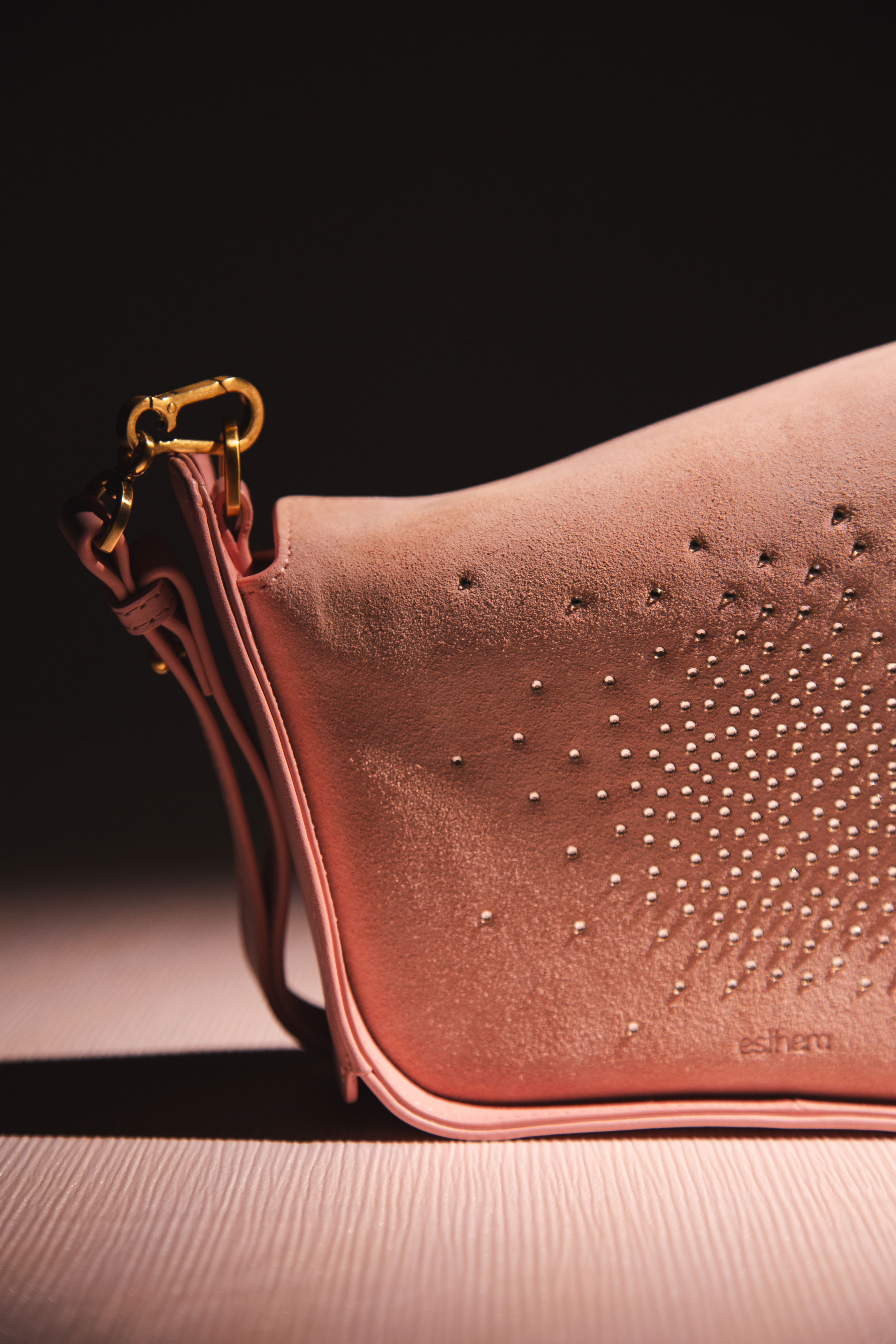 Esthera estreia collab com Swarovski em edição limitada de bolsas