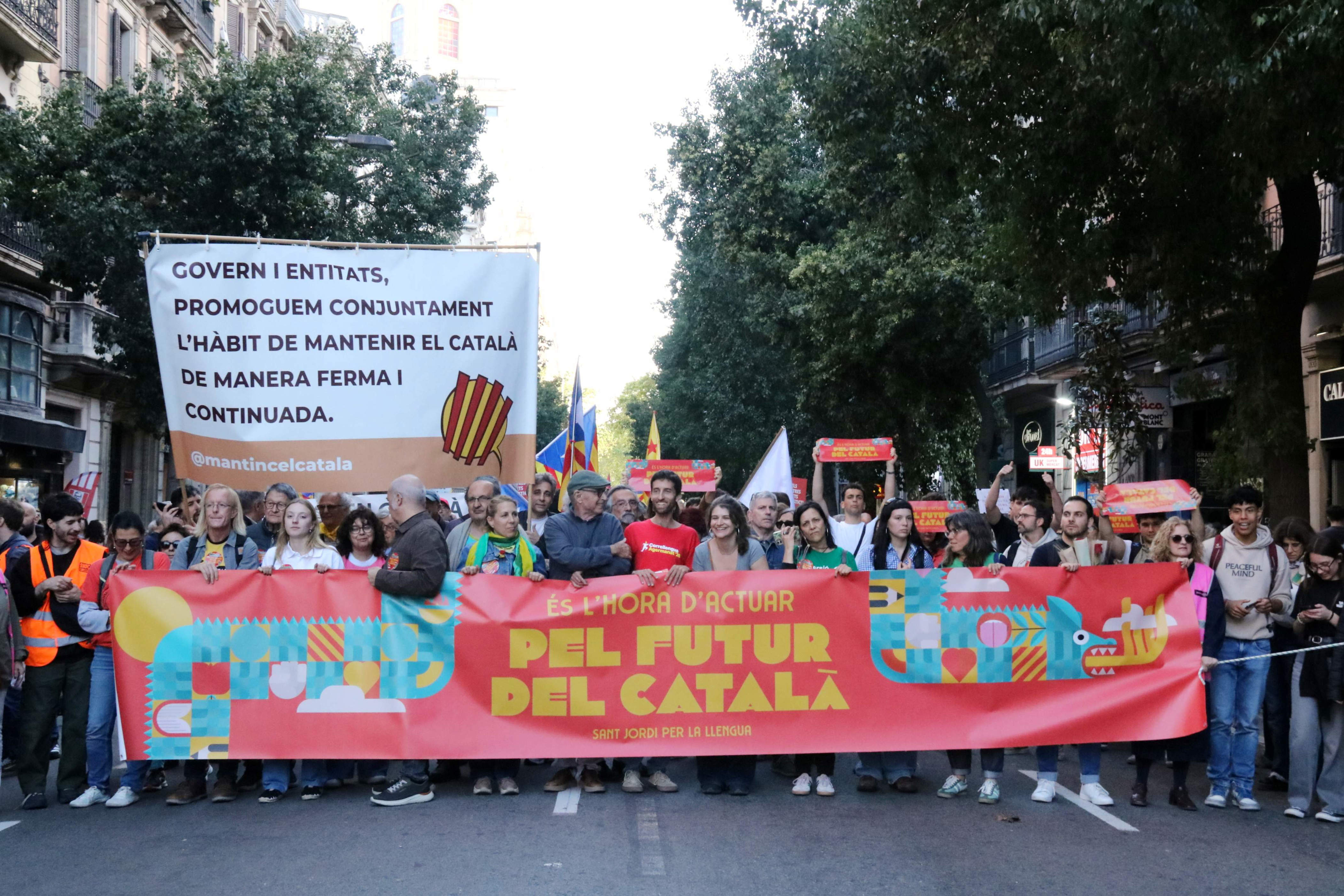 Miles de personas se manifiestan en defensa del catalán por el centro ...