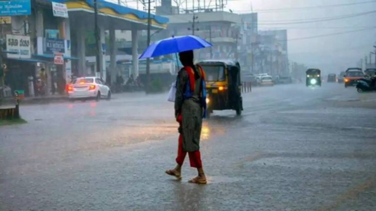 Watch: Heavy rain lashes Bengaluru, IMD issues yellow alert amid heavy ...