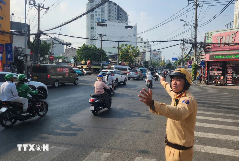 Cửa ngõ Thành phố Hồ Chí Minh đông nghẹt phương tiện trước kỳ nghỉ lễ 30/4
