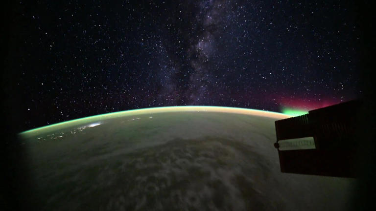 NASA astronaut snaps breathtaking aurora over Earth
