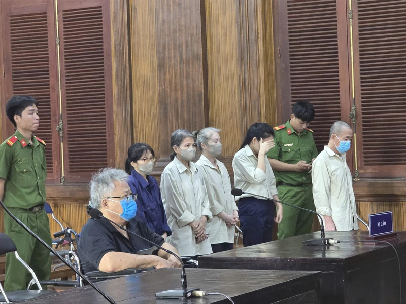 Diễn biến bất ngờ tại phiên xét xử vụ vay vốn sai quy định của chị em bà Hứa Thị Phấn