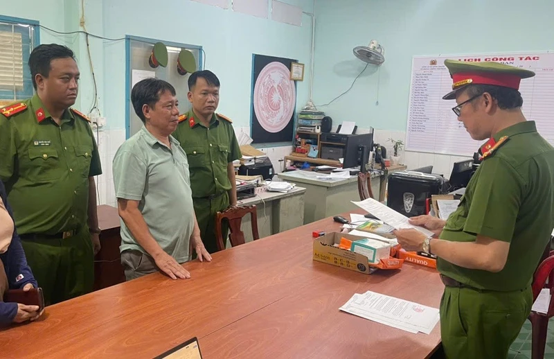 Được trả công 140 triệu đồng để chuyển lậu trai tai tượng, vảy tê tê từ nước ngoài vào Việt Nam