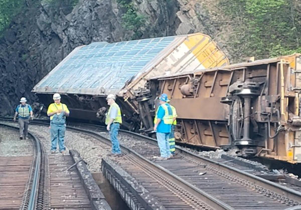 Soybean oil leaks after train derails near Bluestone River