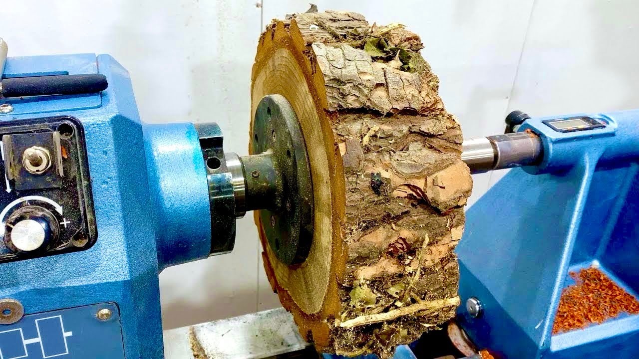 彼がこの木工旋盤作業を間違った方法で行ったときに何が起こるか見て