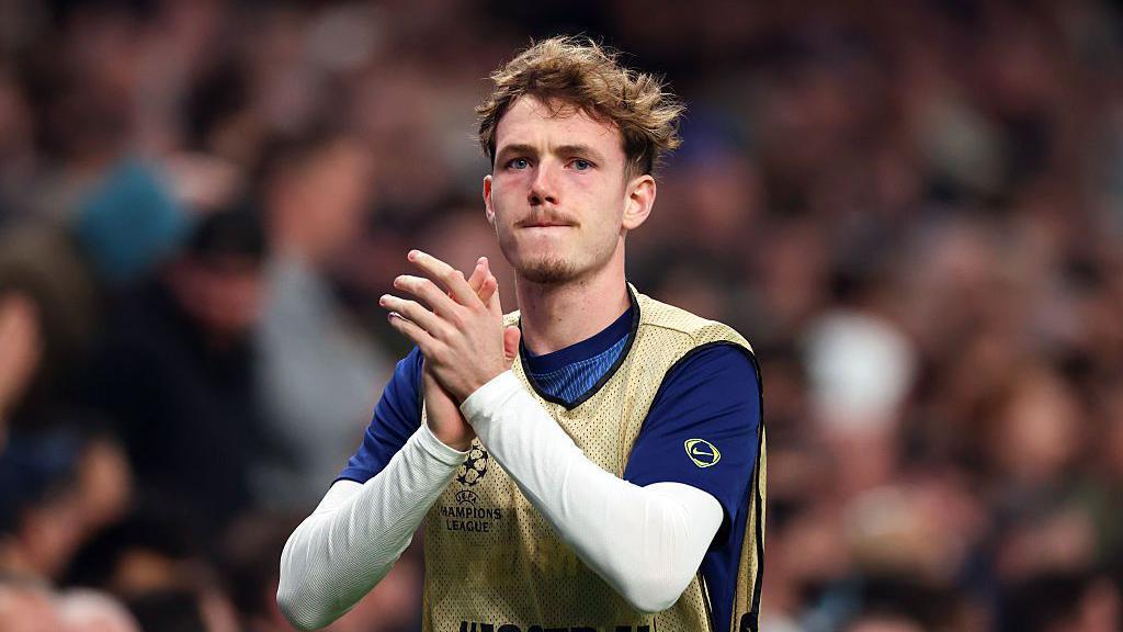 «Estoy eufórico»: Rowswell se compromete con el Tottenham para su futuro.