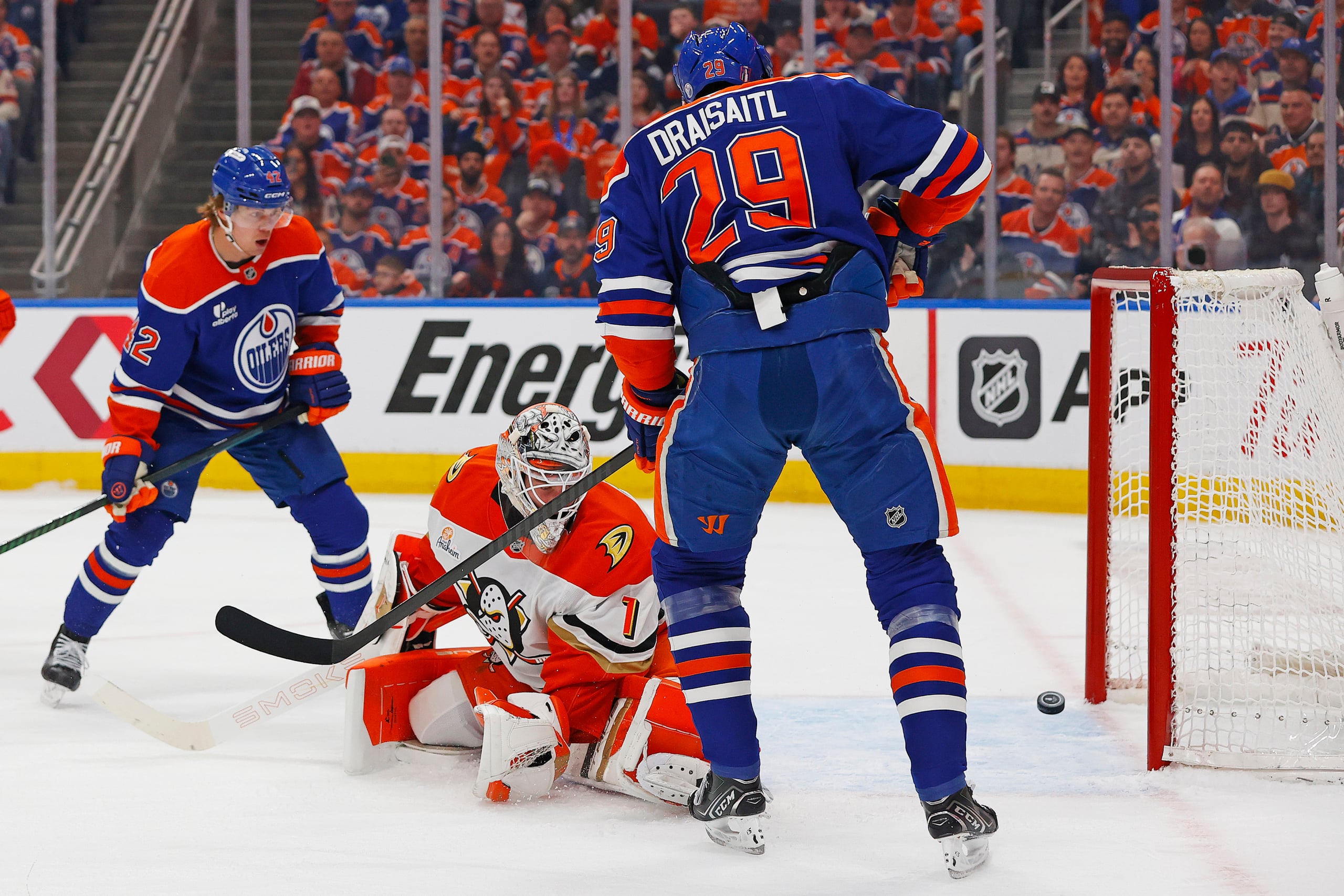 Oilers ride hot first period to season-saving Game 5 win