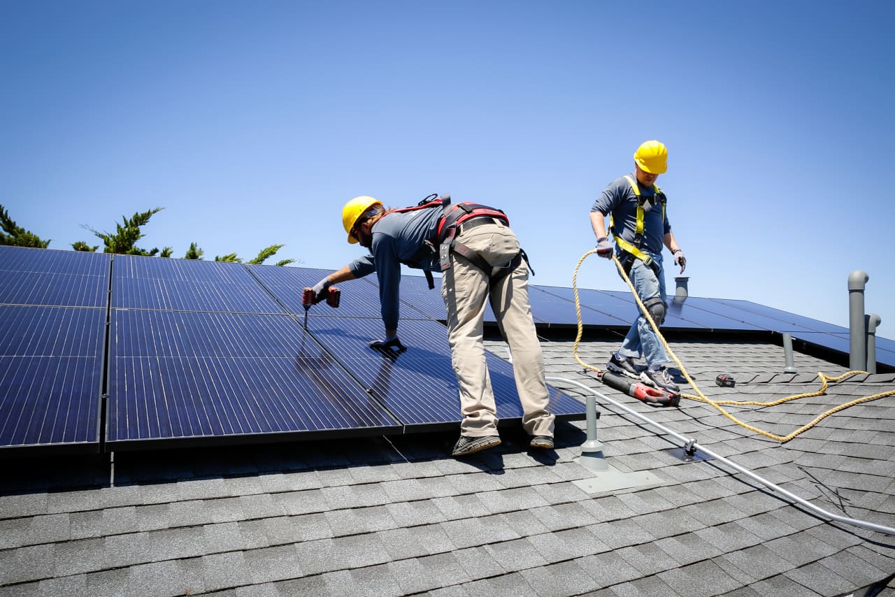 Enphase Energy extends weakness on slumping residential demand