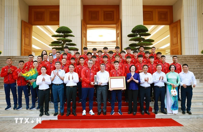 Thủ tướng Lê Minh Hưng gặp mặt đội tuyển bóng đá nam U17 Việt Nam