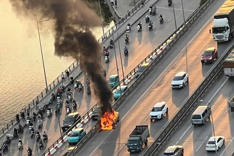Hà Nội: Ô tô con bốc cháy ngùn ngụt ở đường Vành đai 3 trên cao