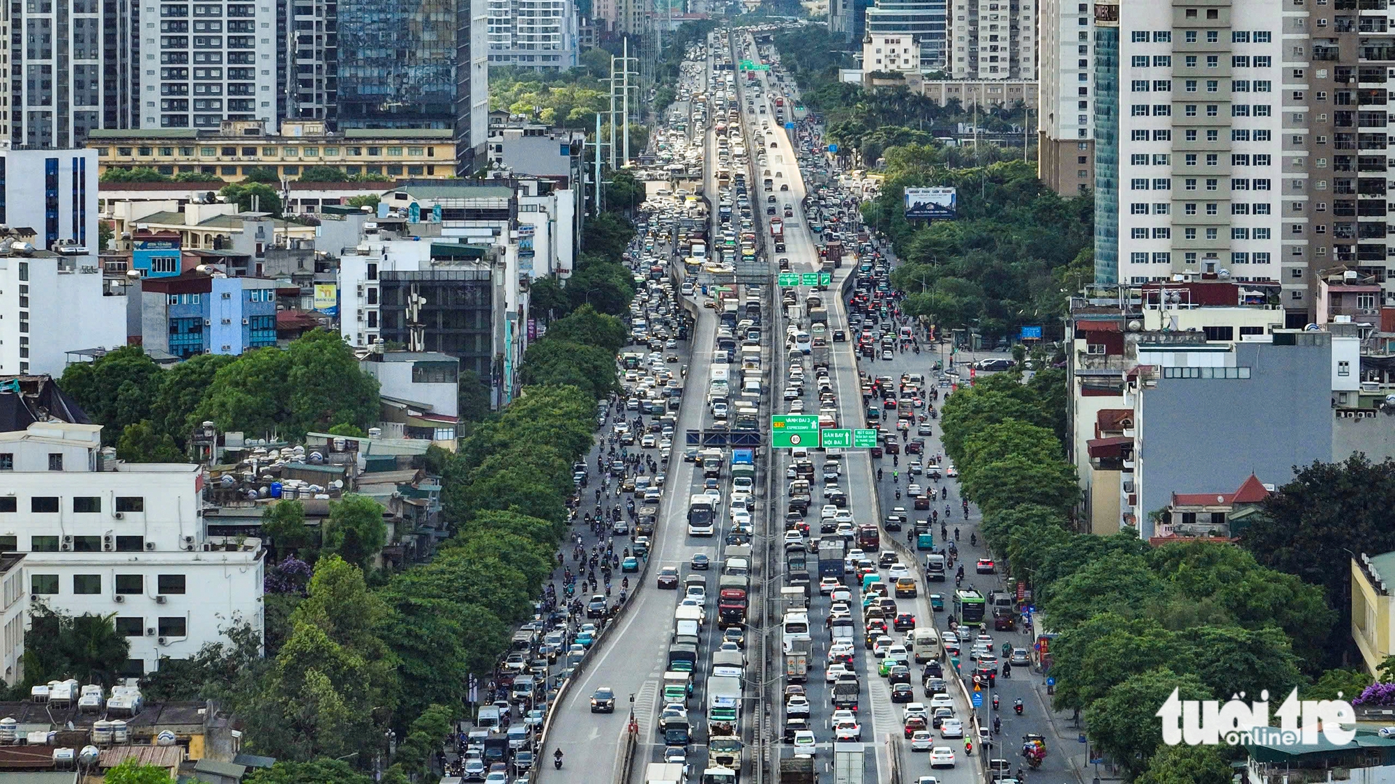 Dòng người ùn ùn rời Hà Nội nghỉ lễ, một ô tô bốc cháy ở đường trên cao