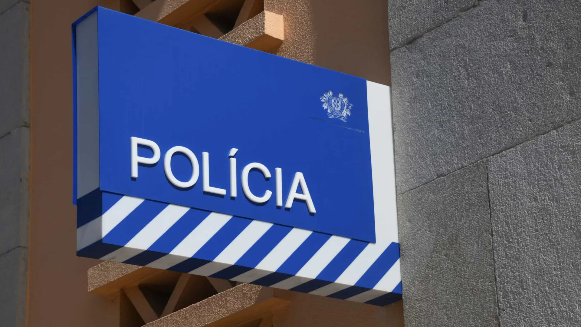 Tenta assaltar estafeta em Lisboa. PSP apreende punhal e réplica de arma