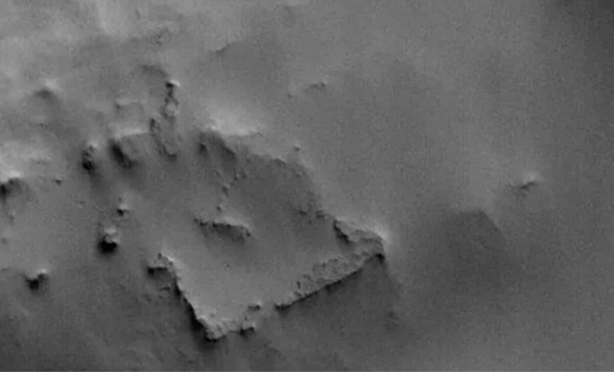 NASA spotted a strange square shape on Mars that went viral overnight ...