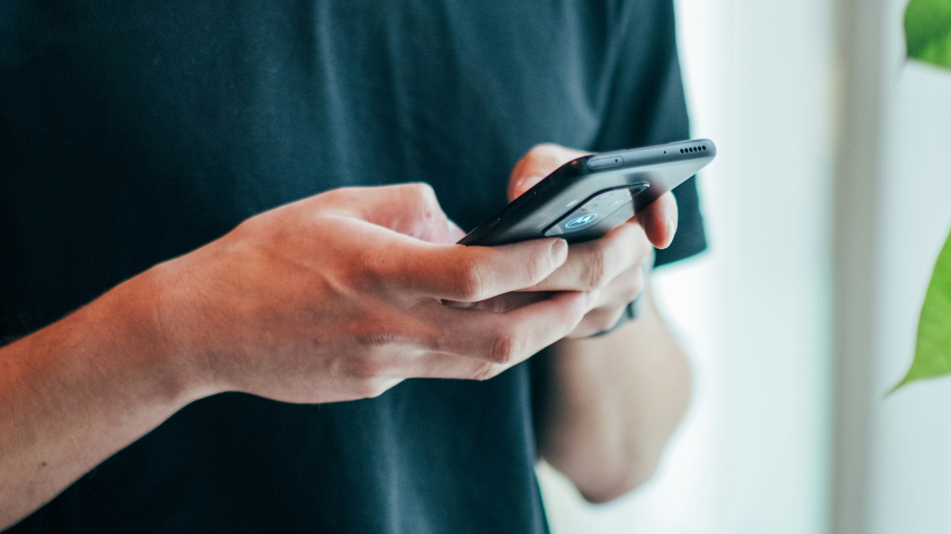 10 texting mistakes that are keeping you single & 10 better things to send