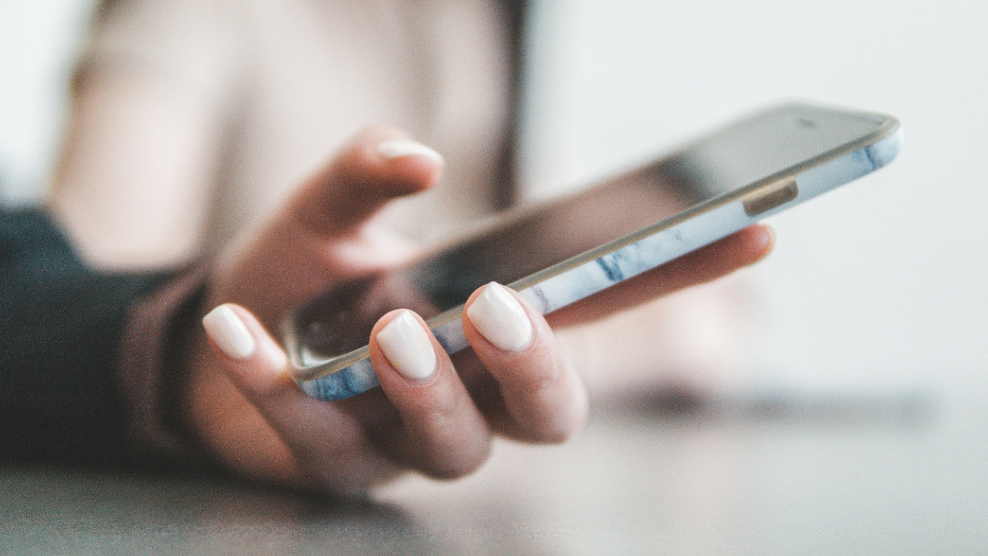 10 texting mistakes that are keeping you single & 10 better things to send