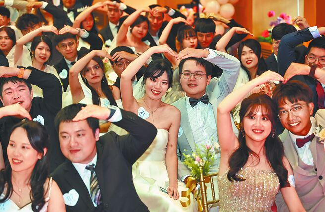 隨著結婚對數下降，近10年1人戶占比來到3成5，高齡獨居增加。圖為新北市政府2025聯合婚禮。（本報資料照片）
